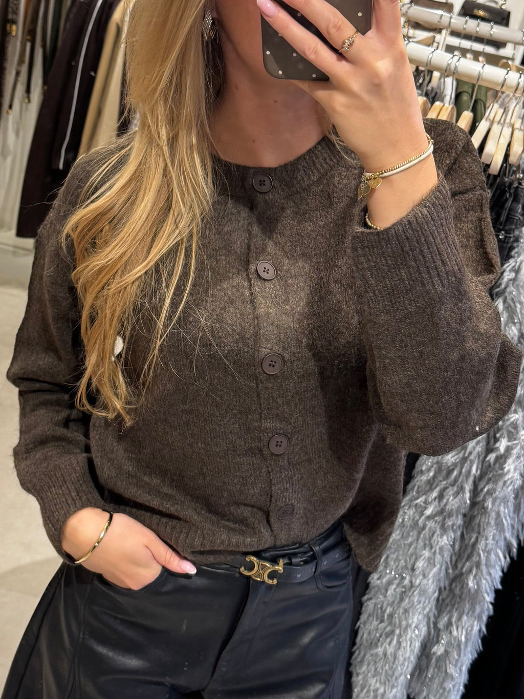Gebreid vestje met knopen - Bruin
