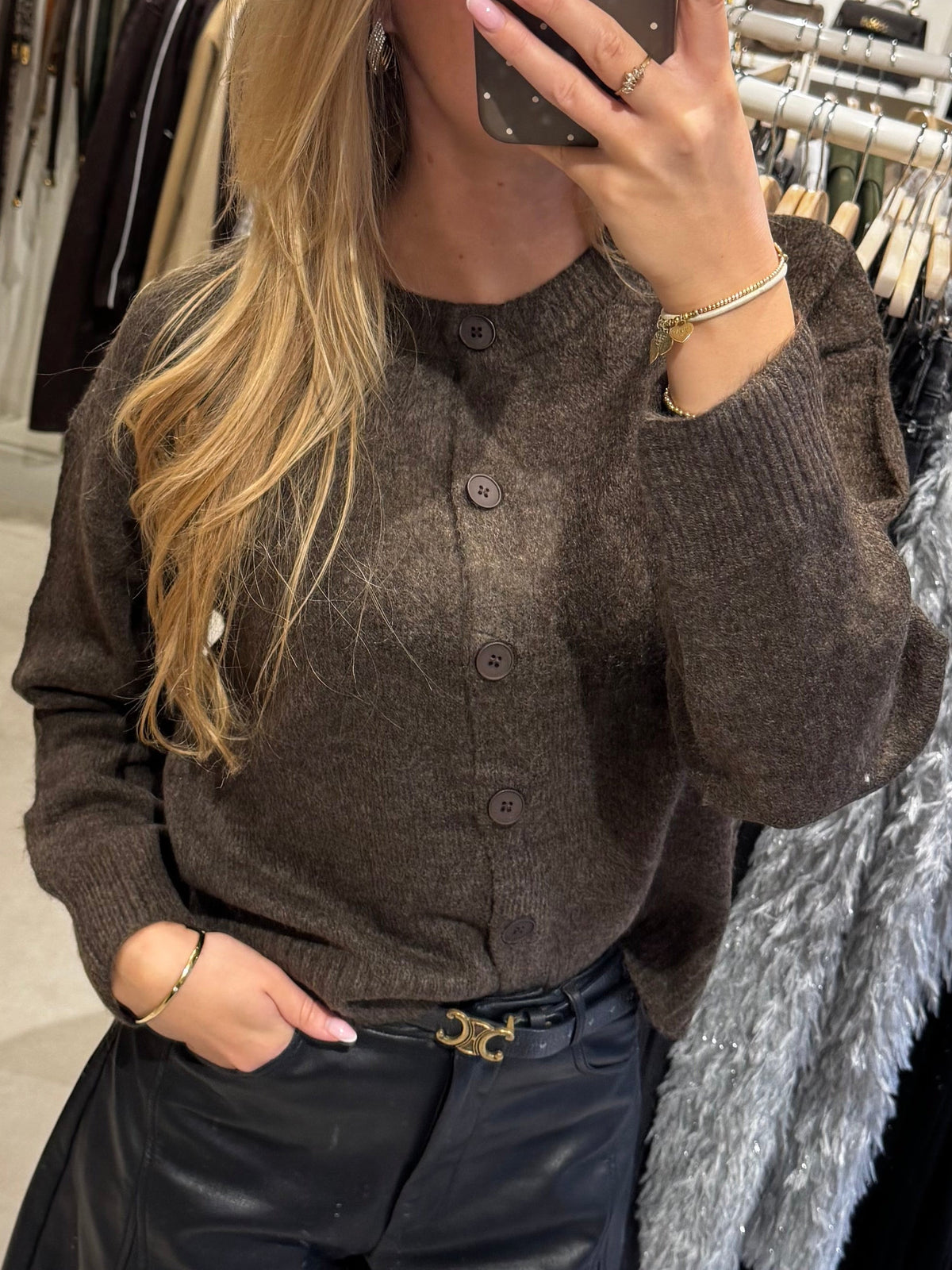 Gebreid vestje met knopen - Bruin