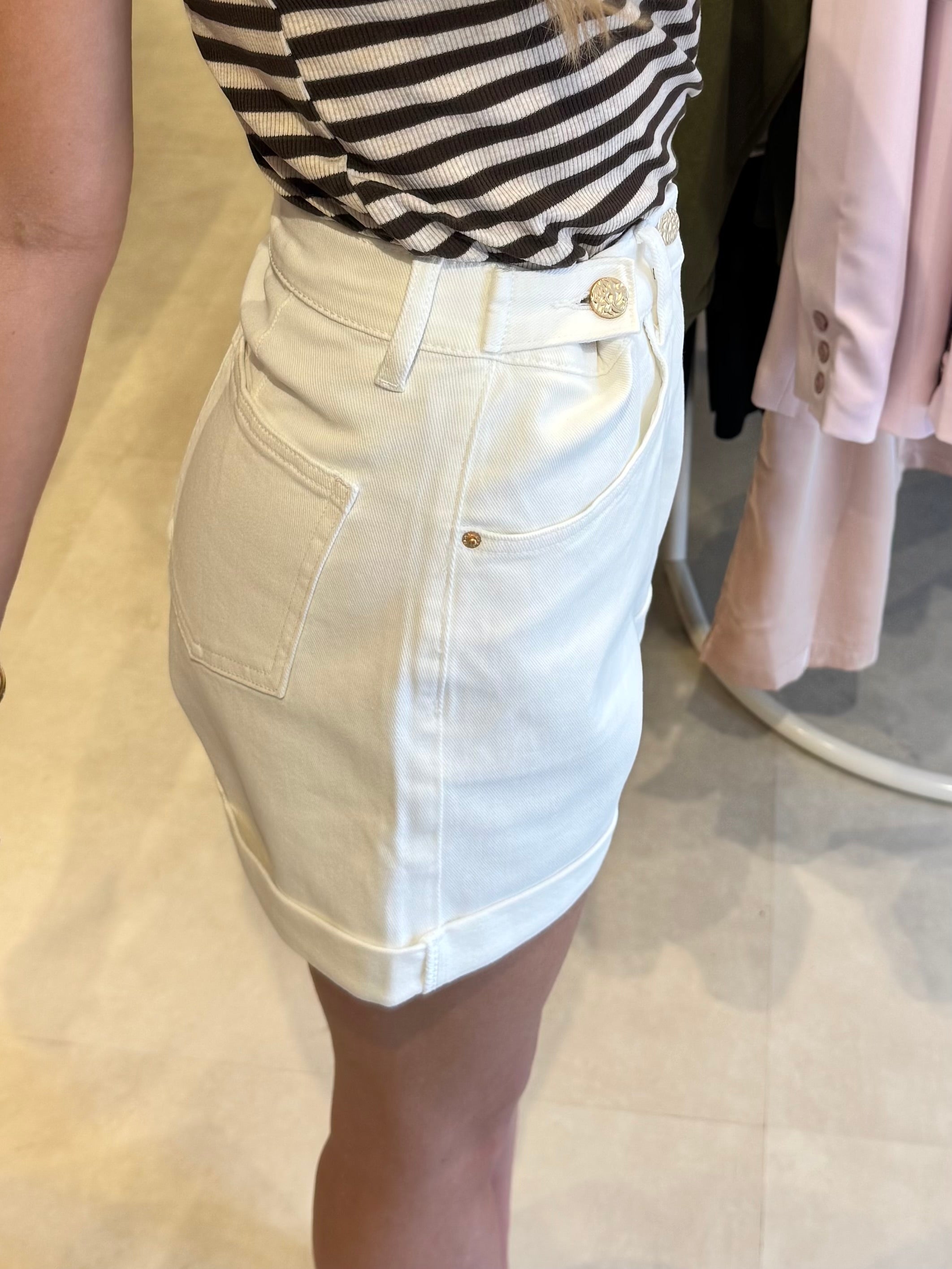 Denim short met goude knopen - Wit