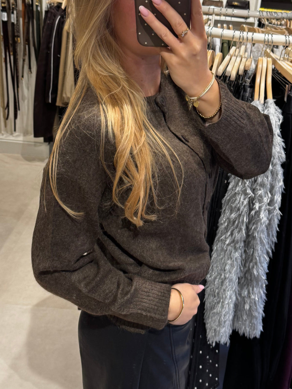 Gebreid vestje met knopen - Bruin